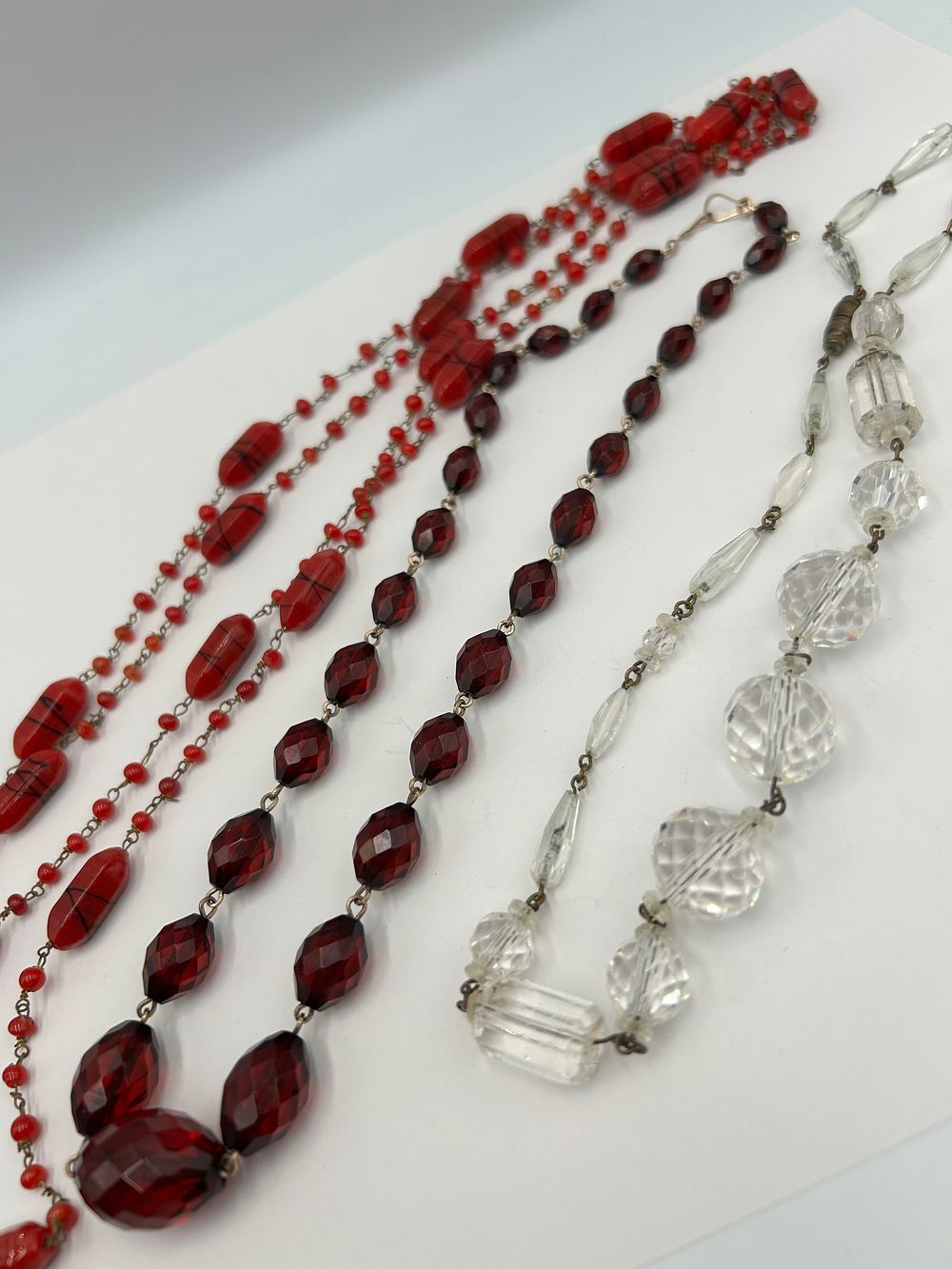 Lot 114: A Group of Art Deco? Style Faceted and Mottled Glass Jewellery