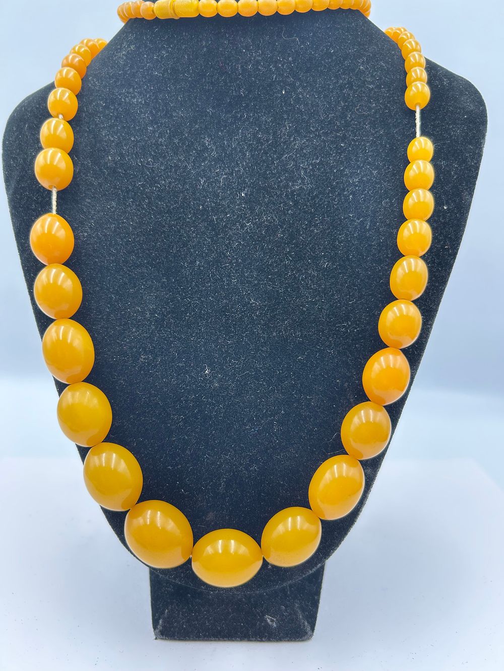 Lot 122: Art Deco Butterscotch Phenolic / Amber? Graduated Bead Necklace