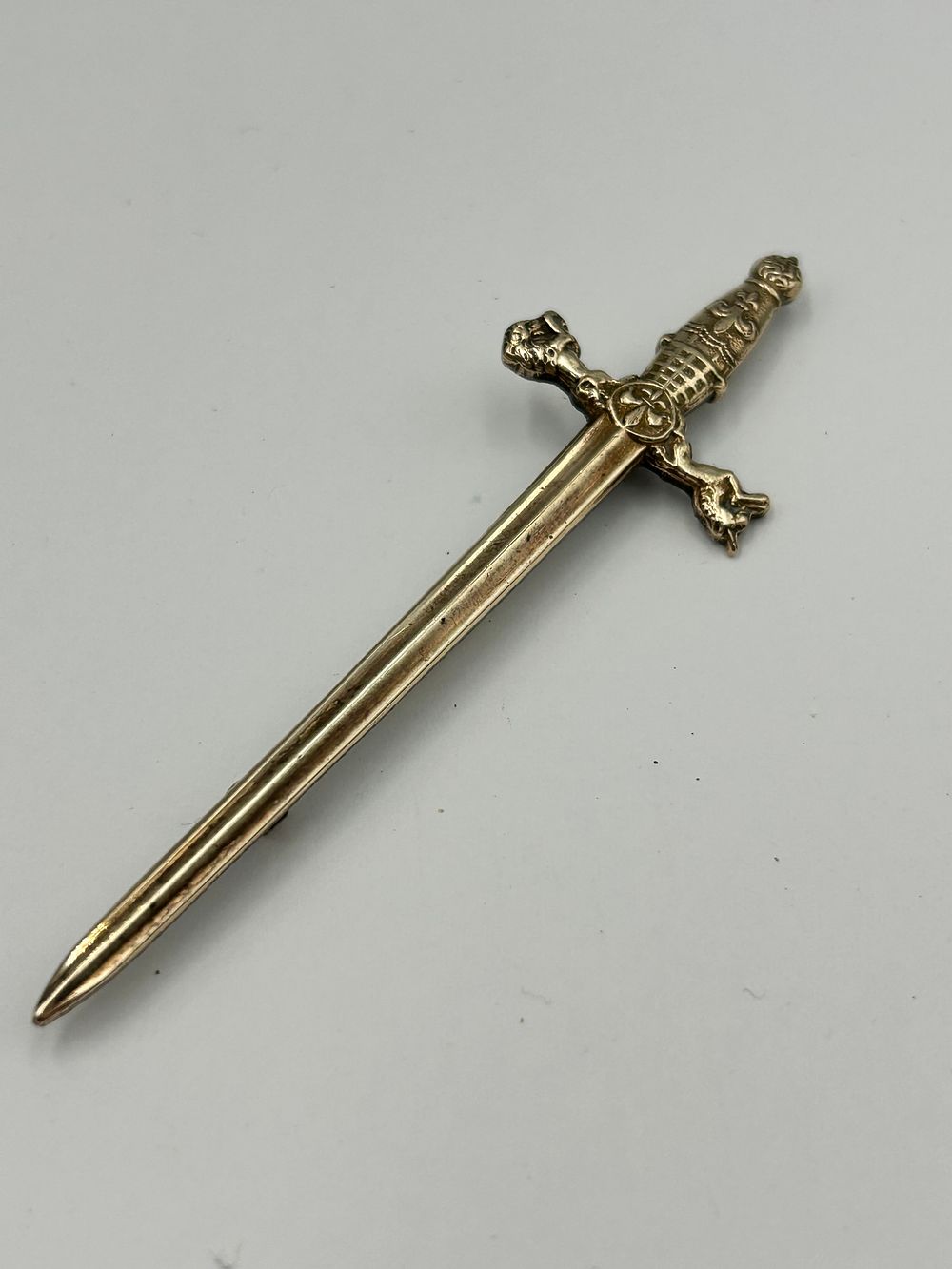 Lot 134: Victorian Style Gilt Metal Effect Sword Novelty Bar Brooch