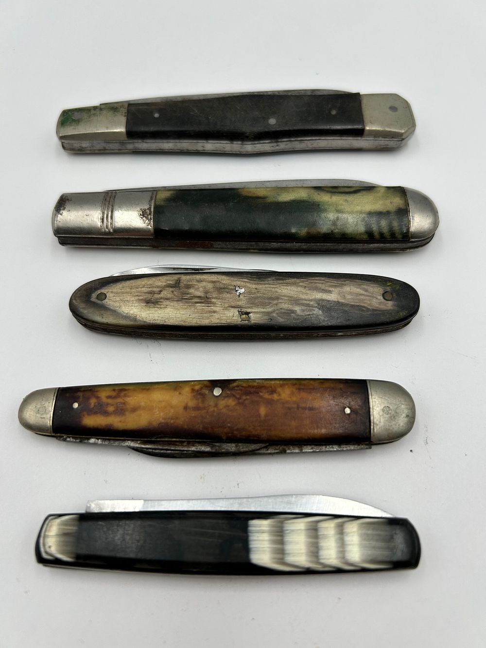 Lot 236: A Collection of Vintage Folding Pocket Knives With Various Handle Scales
