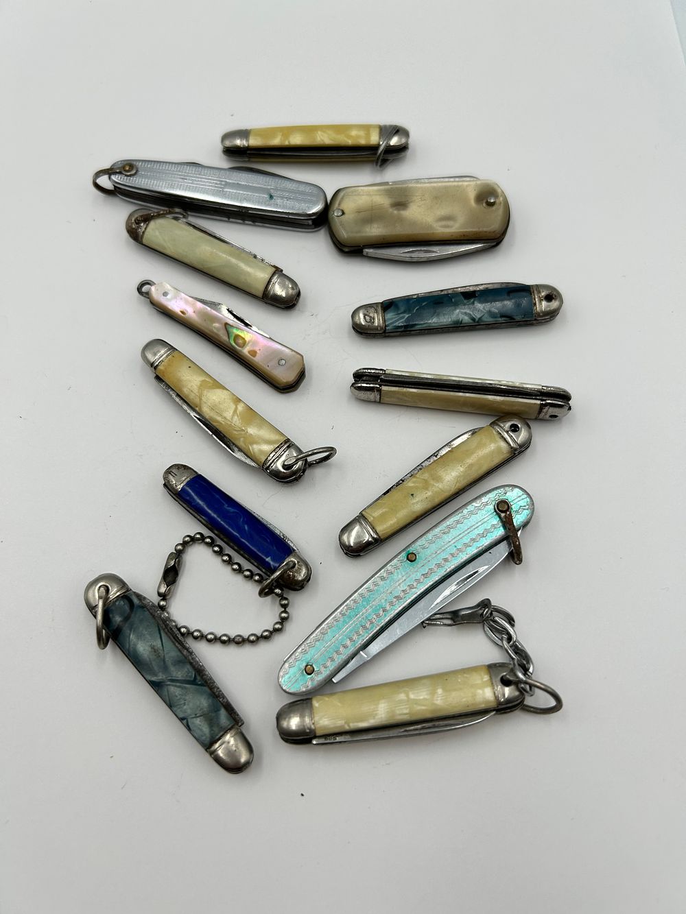 Lot 256: A Collection of Vintage Miniature Folding Pocket Knives by Richards ?