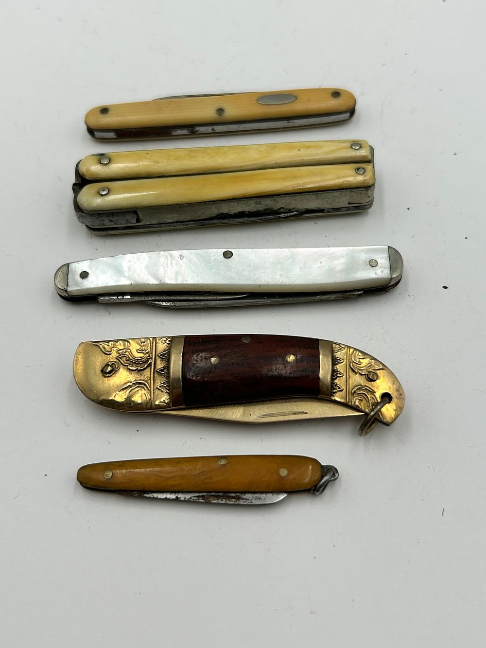 Lot 259: An Assortment of Vintage Pocket and Pen Knives, Likely European?