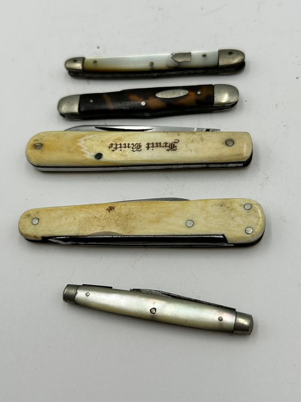 Lot 260: A Collection of Vintage Mother-of-Pearl and Bone? Effect Pocket Knives