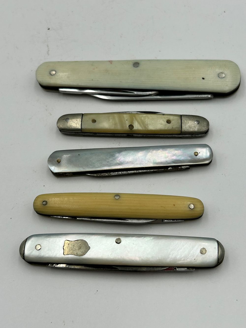Lot 261: An Assortment of Vintage Mother of Pearl and Synthetic Pen Knives
