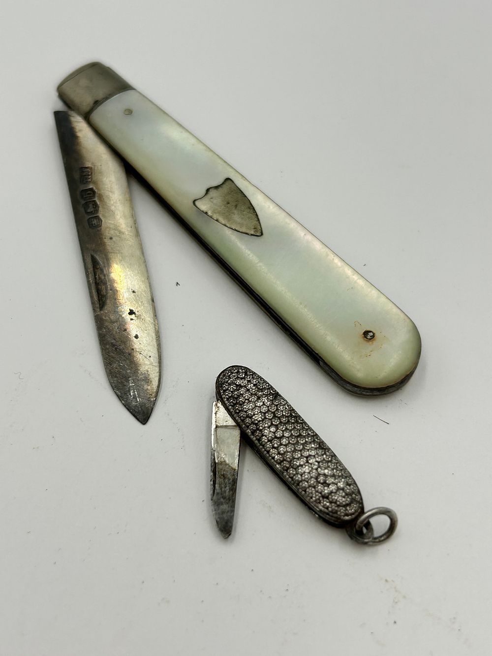 Lot 268: Victorian Sterling Silver and Mother-of-Pearl Folding Fruit Knife, Sheffield, 1894