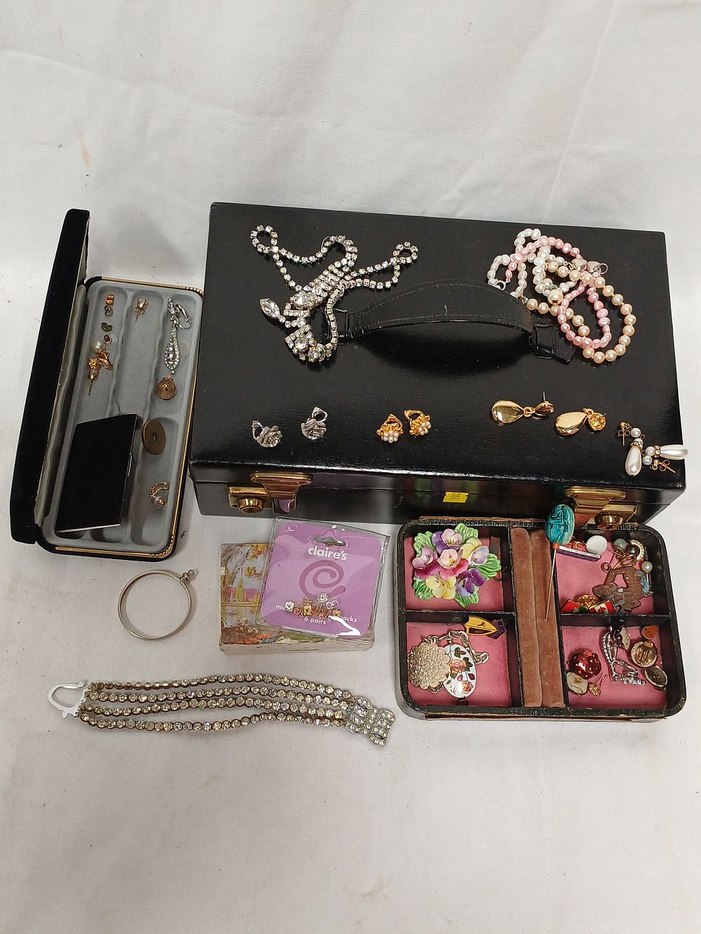 Lot 370: A Collection of Vintage Gilt-Metal Effect and Rhinestone Costume Jewellery