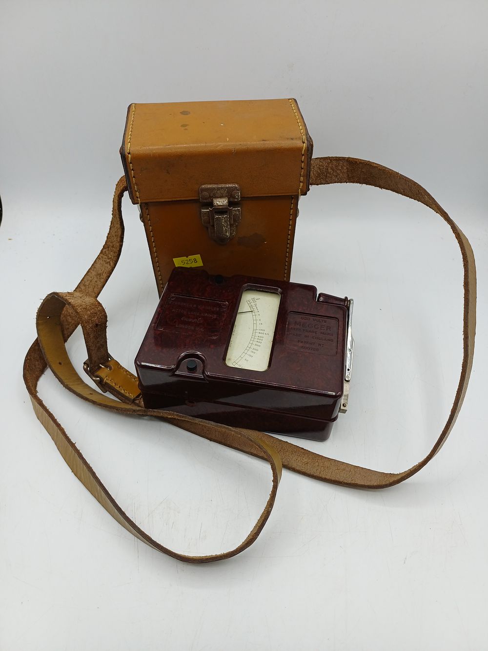 Lot 392: Evershed & Vignoles Ltd Bakelite 500 Volts Megger Insulation Tester with Case