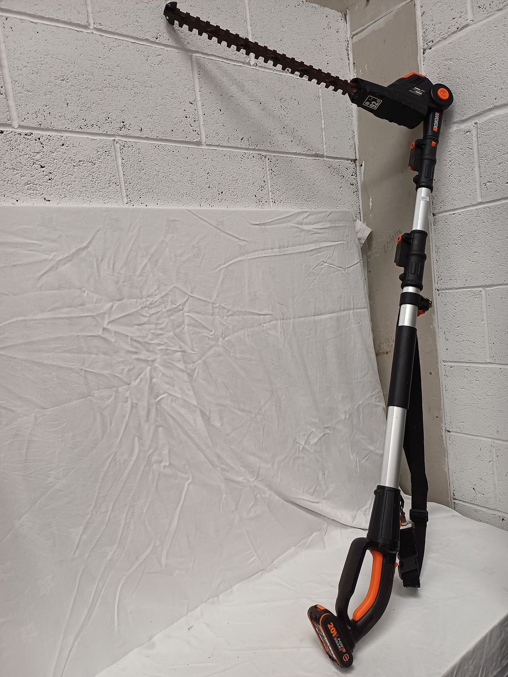Lot 493: Worx WG252E Cordless Telescopic Pole Hedge Trimmer With 20V Battery