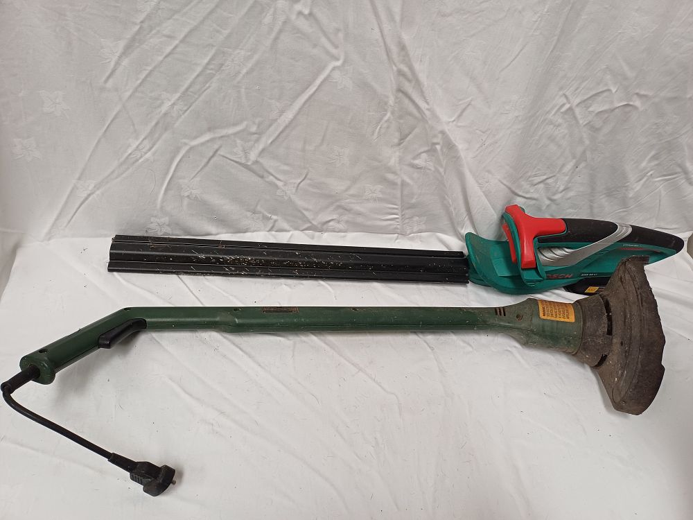 Lot 497: Bosch AHS 52 LI and Black & Decker GL? Garden Power Tool Set