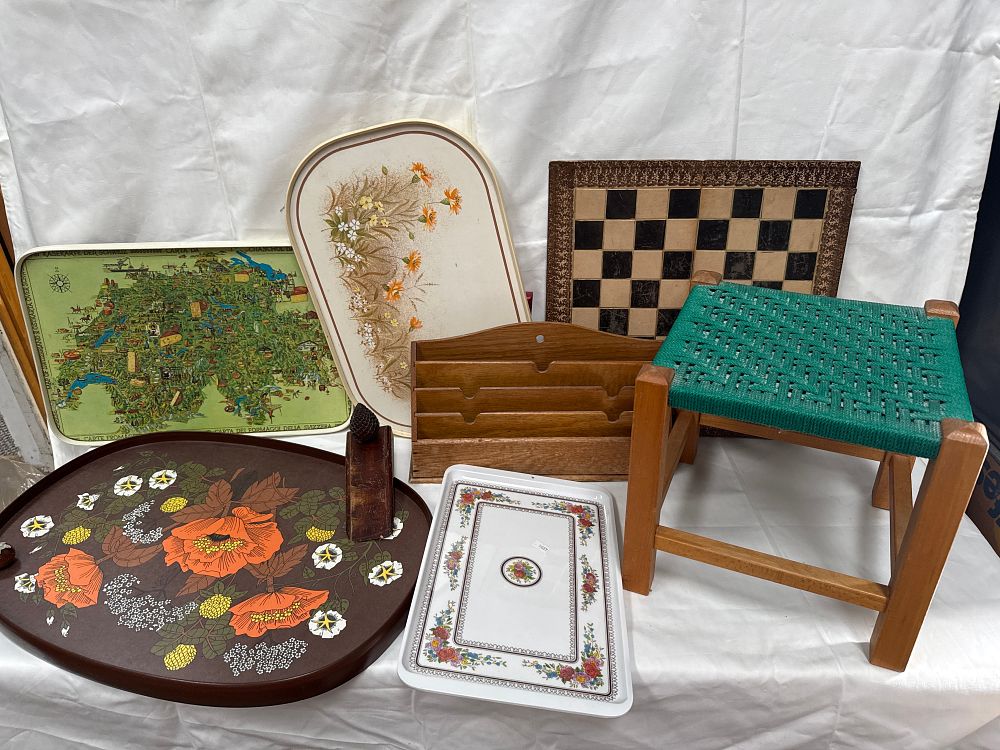 Lot 500: A Collection of Vintage Mid-20th Century Homewares and Decorative Objects