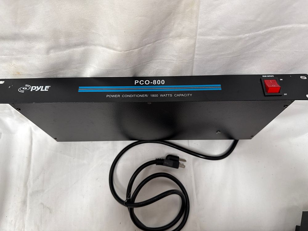 Lot 527: Pyle PCO-800 Rack Mount 1800 Watt Power Conditioner
