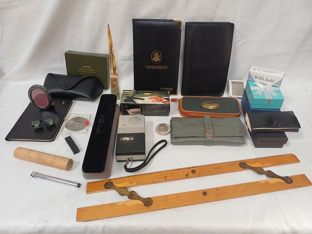 Lot 572: A Collection of Vintage Accessories, Electronics and Universal Woodworking Co Ltd Measuring Tools