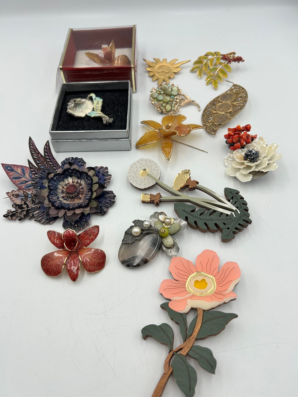 Lot 626: A Collection of Botanical and Floral Themed Contemporary and Vintage Brooches