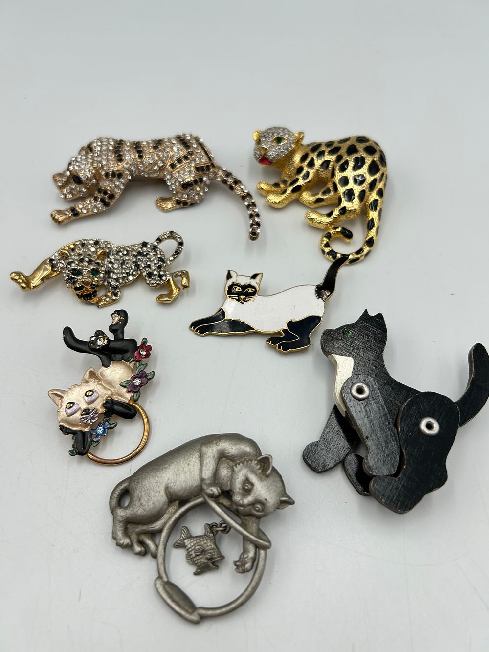 Lot 627: A Collection of Novelty Gilt-Metal Effect and Enamel Cat Brooches