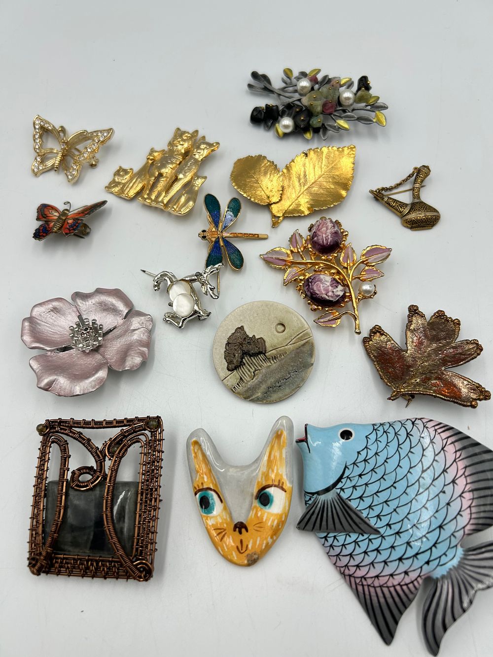 Lot 629: An Assortment of Vintage and Contemporary Fashion Brooches and Pins