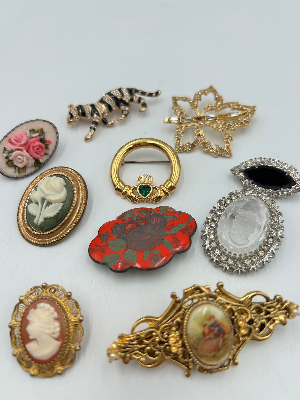 Lot 641: An Assortment of Vintage Gilt-Metal Effect and White Metal Brooches by Sphinx?