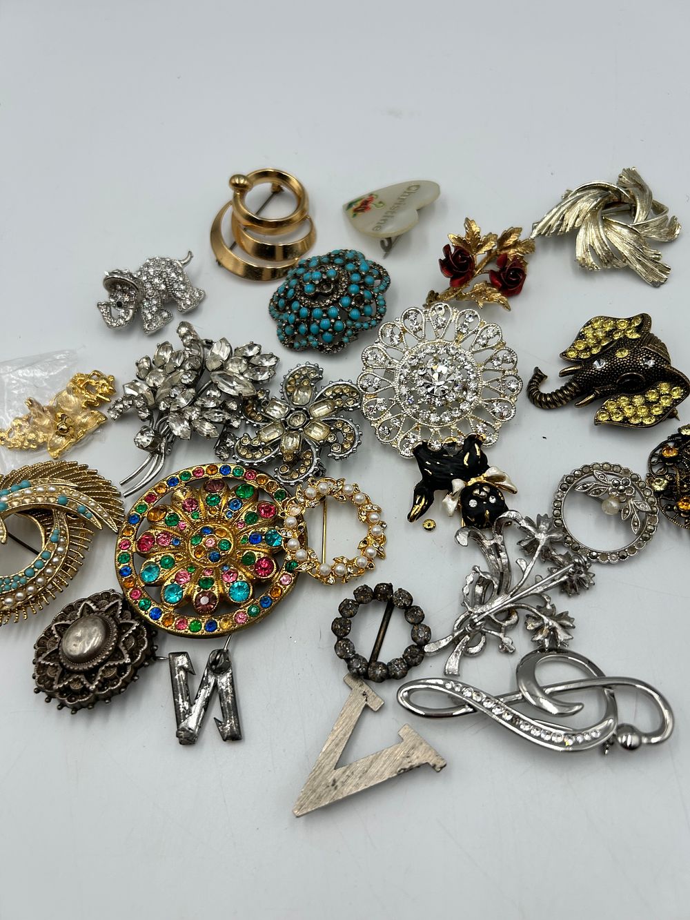 Lot 644: An Assortment of Vintage Costume Brooches and Pins