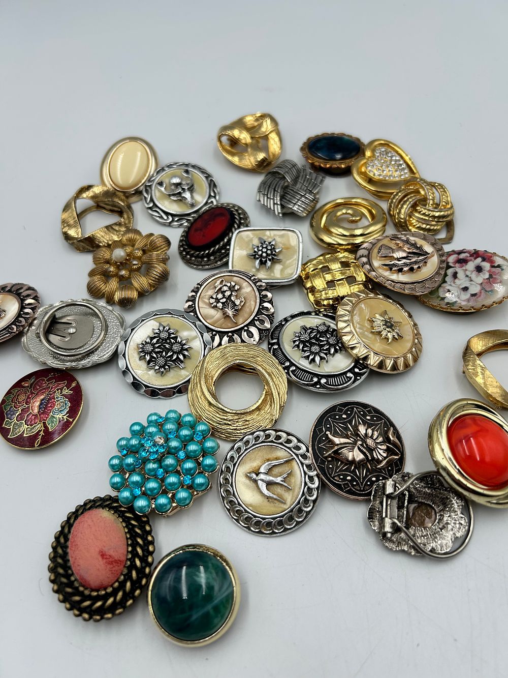 Lot 645: A Collection of Gilt-Metal Effect and White Metal Scarf Clips and Brooches
