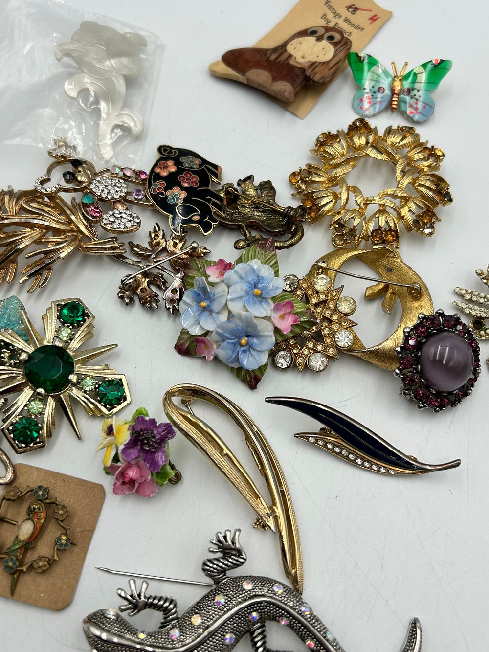 Lot 646: A Collection of Enamelled and Rhinestone Set Gilt-Metal Effect Brooches