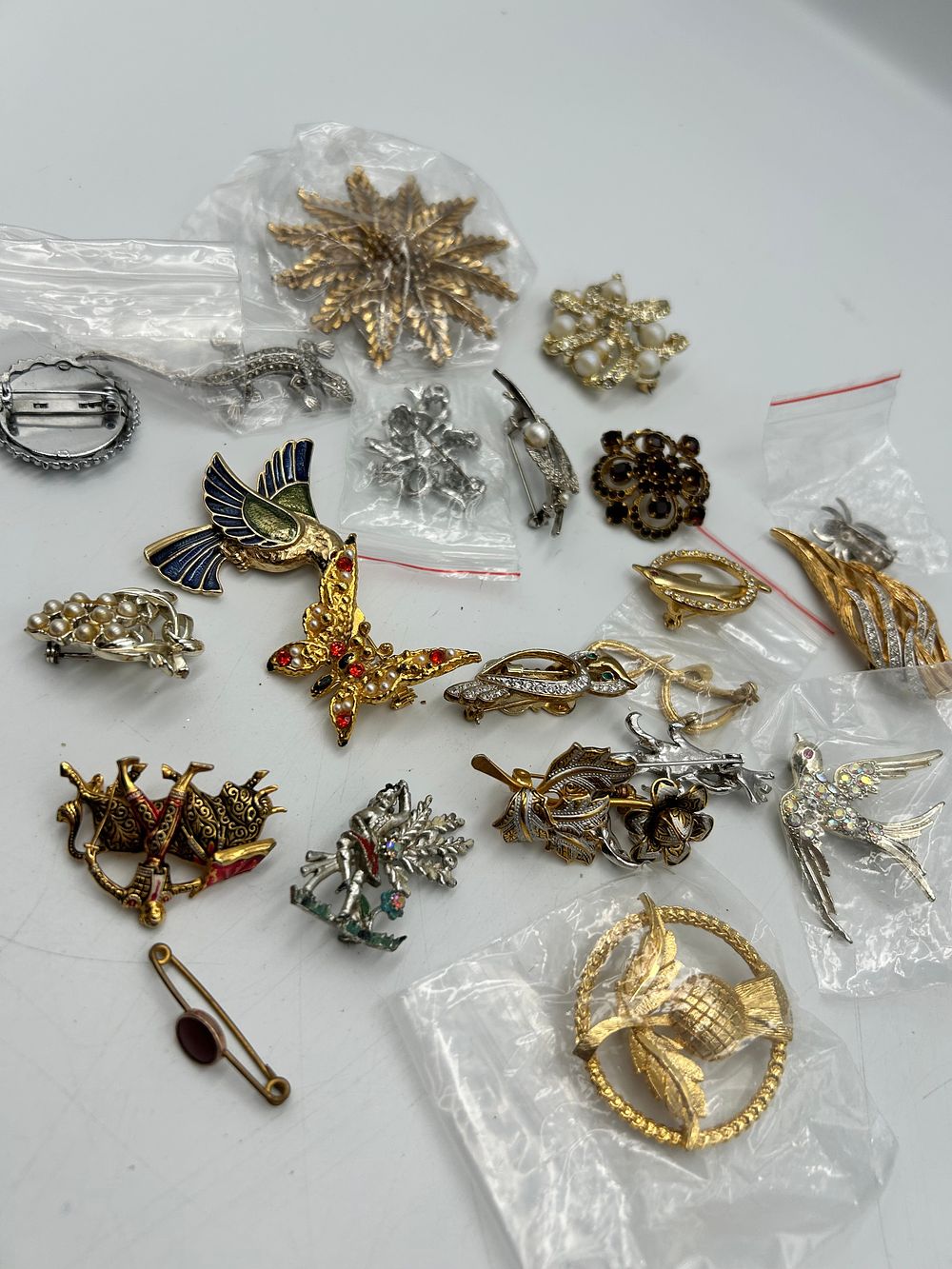 Lot 647: A Collection of Vintage and Contemporary Gilt-Metal Effect and White Metal Brooches