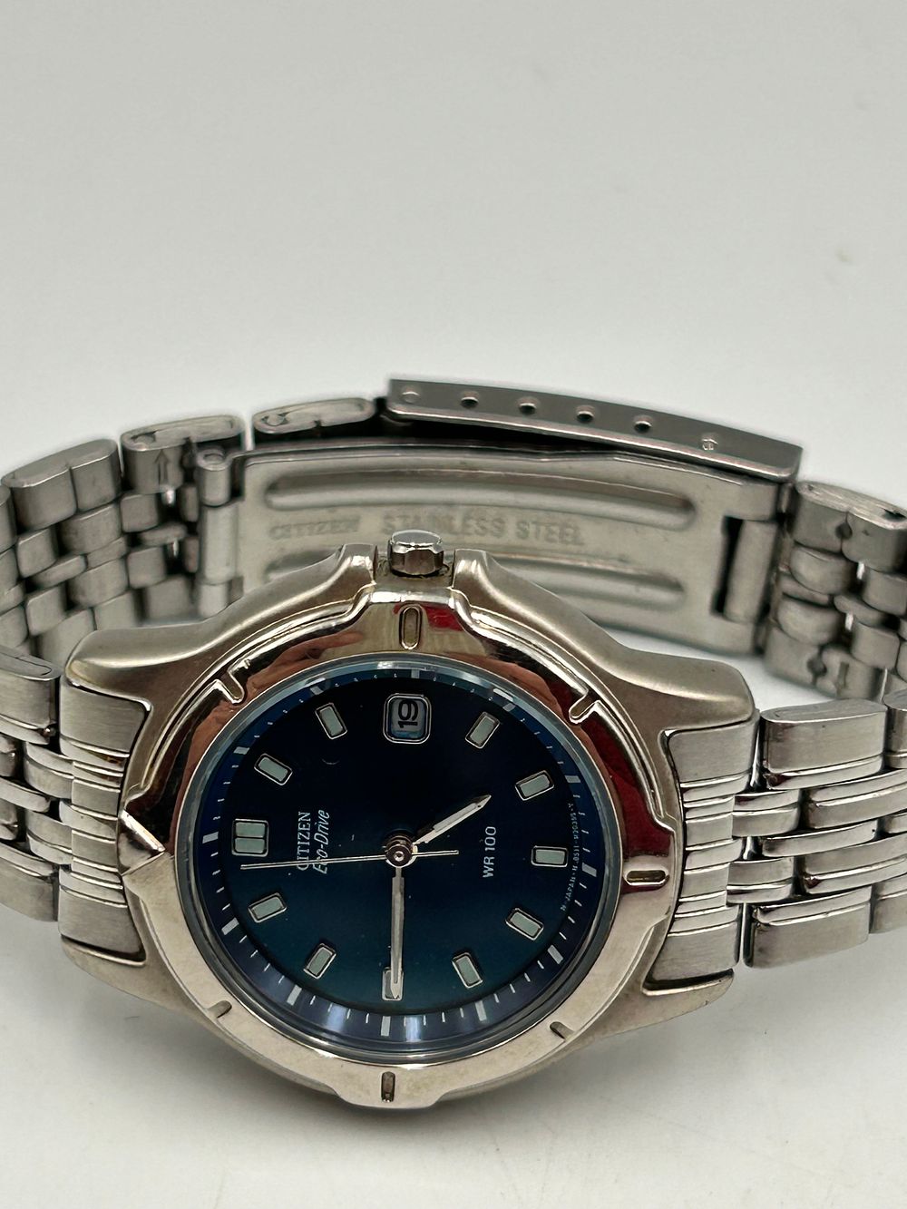 Lot 658: Citizen Eco-Drive WR 100 Stainless Steel Quartz Wristwatch 8511-H12212 TA