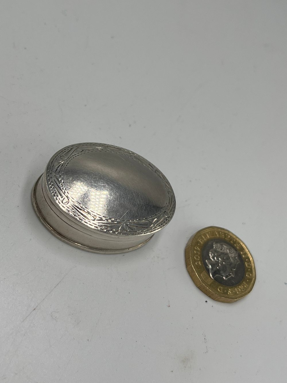 Lot 667: George V Sterling Silver Pill Box by Lee & Wigfull ?, Sheffield, 1912, 14.50g