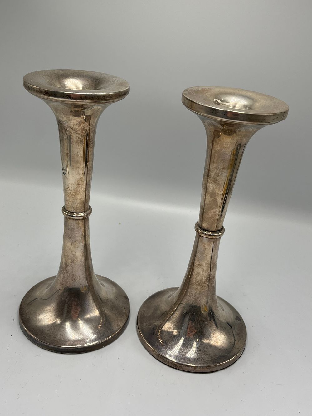 Lot 670: A Pair of Sterling Silver Candlesticks by Broadway & Co, Birmingham, 1984, 774g , Filled .