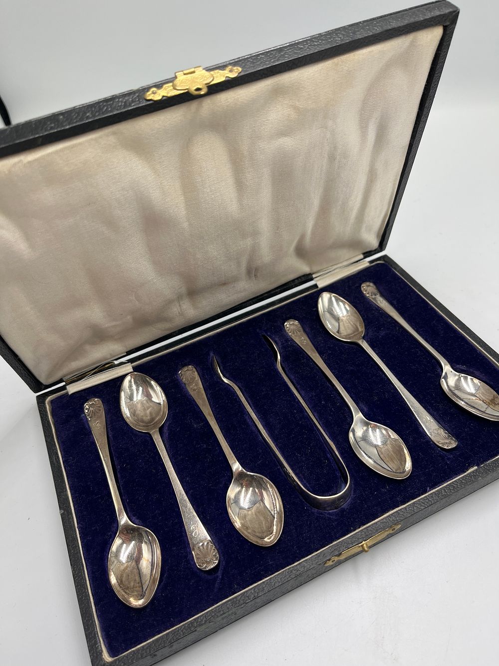 Lot 671: George V Sterling Silver Teaspoons and Sugar Tongs by J H Wynn, Birmingham, 1927, 85.27g