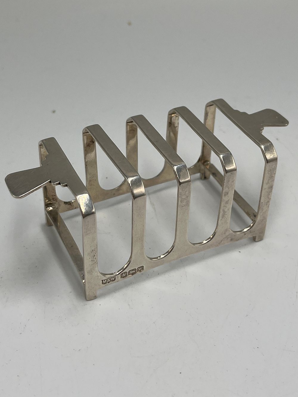 Lot 674: Art Deco Sterling Silver Five Bar Toast Rack by Mappin & Webb?, Sheffield, 1939, 48.74g