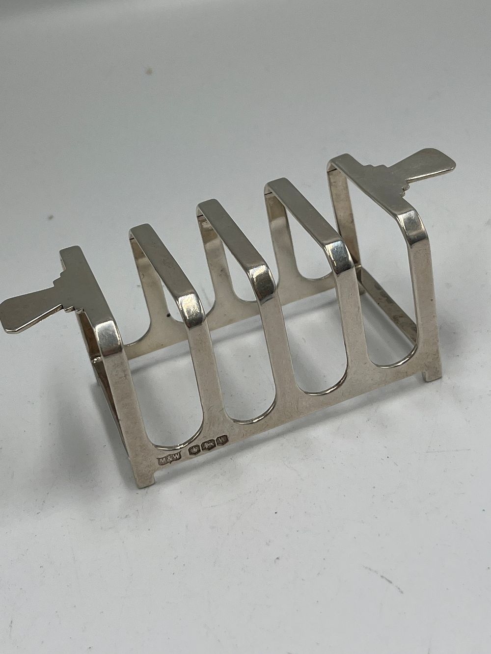 Lot 675: A Sterling Silver Five Bar Toast Rack by Mappin & Webb Ltd, Sheffield, 1939, 49g