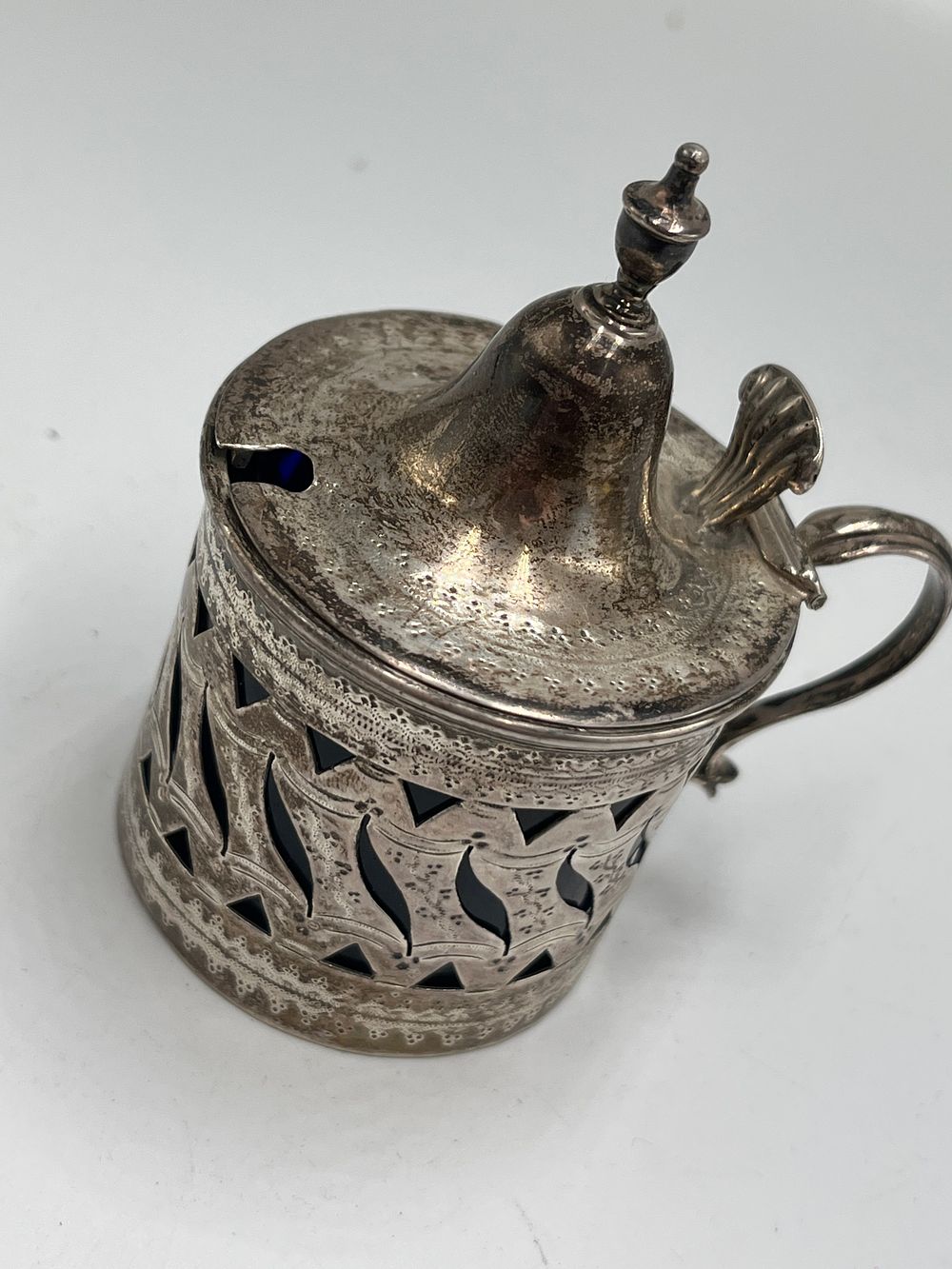 Lot 678: An Edwardian Sterling Silver Mustard Pot by Levi & Salaman?, Birmingham, 1907, 73g , Without Liner
