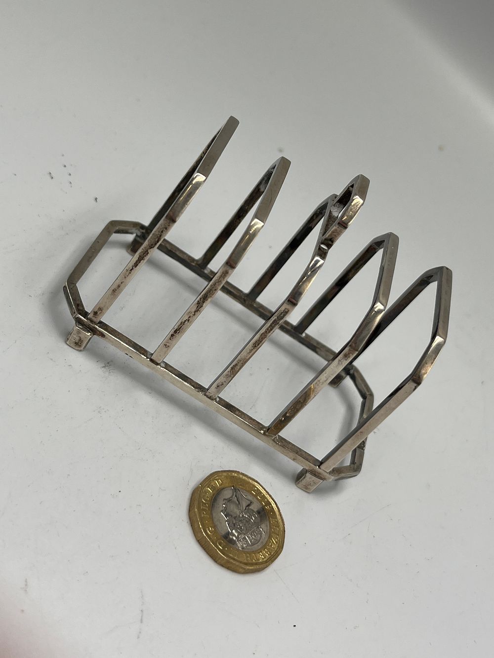 Lot 680: Art Deco Sterling Silver Four-Slice Toast Rack by Barker Brothers Silver Ltd?, Birmingham, 1939, 60.65g