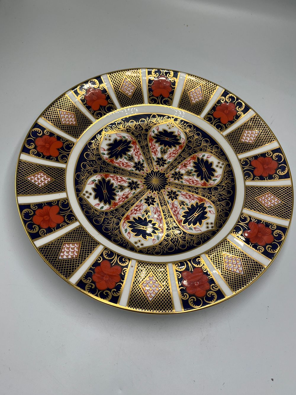 Lot 698: Royal Crown Derby Old Imari Pattern Fine Bone China Plate, 1985, 10.5"