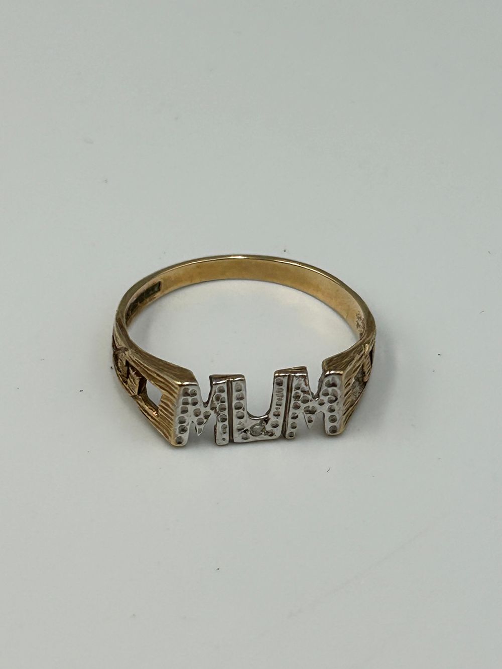 Lot 700: A 9 Carat Yellow Gold Two-Tone Mum Ring, 1.45g