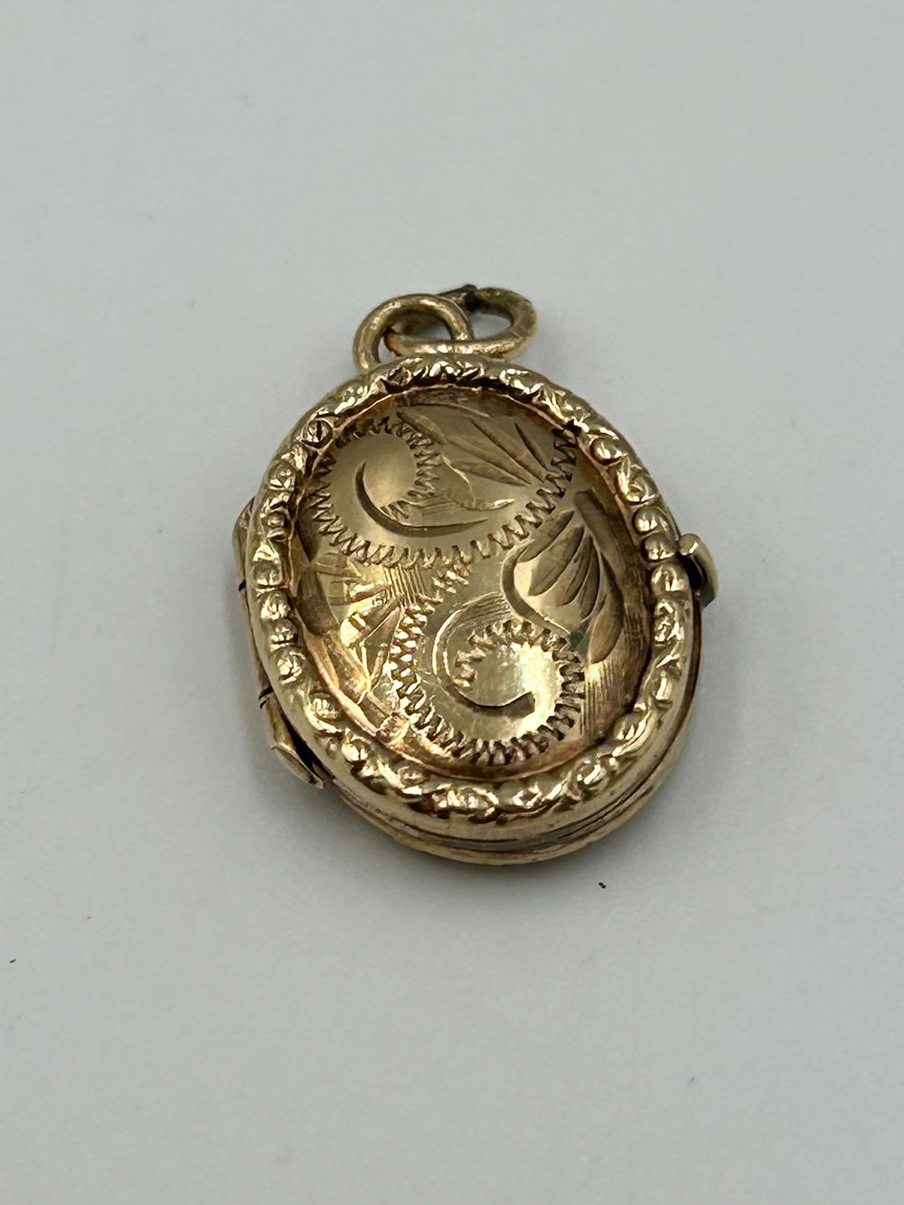Lot 709: A 9 Carat Gold Oval Locket by R.W. Yeomans Ltd?, Birmingham, 1965, 2.6g