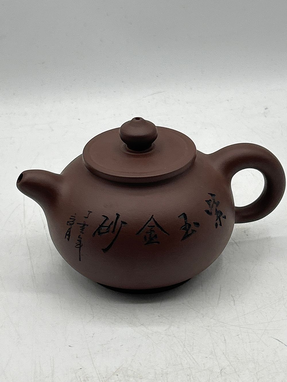 Lot 712: A Chinese Zisha Stoneware Teapot, Qing Dynasty (1644-1911) Style