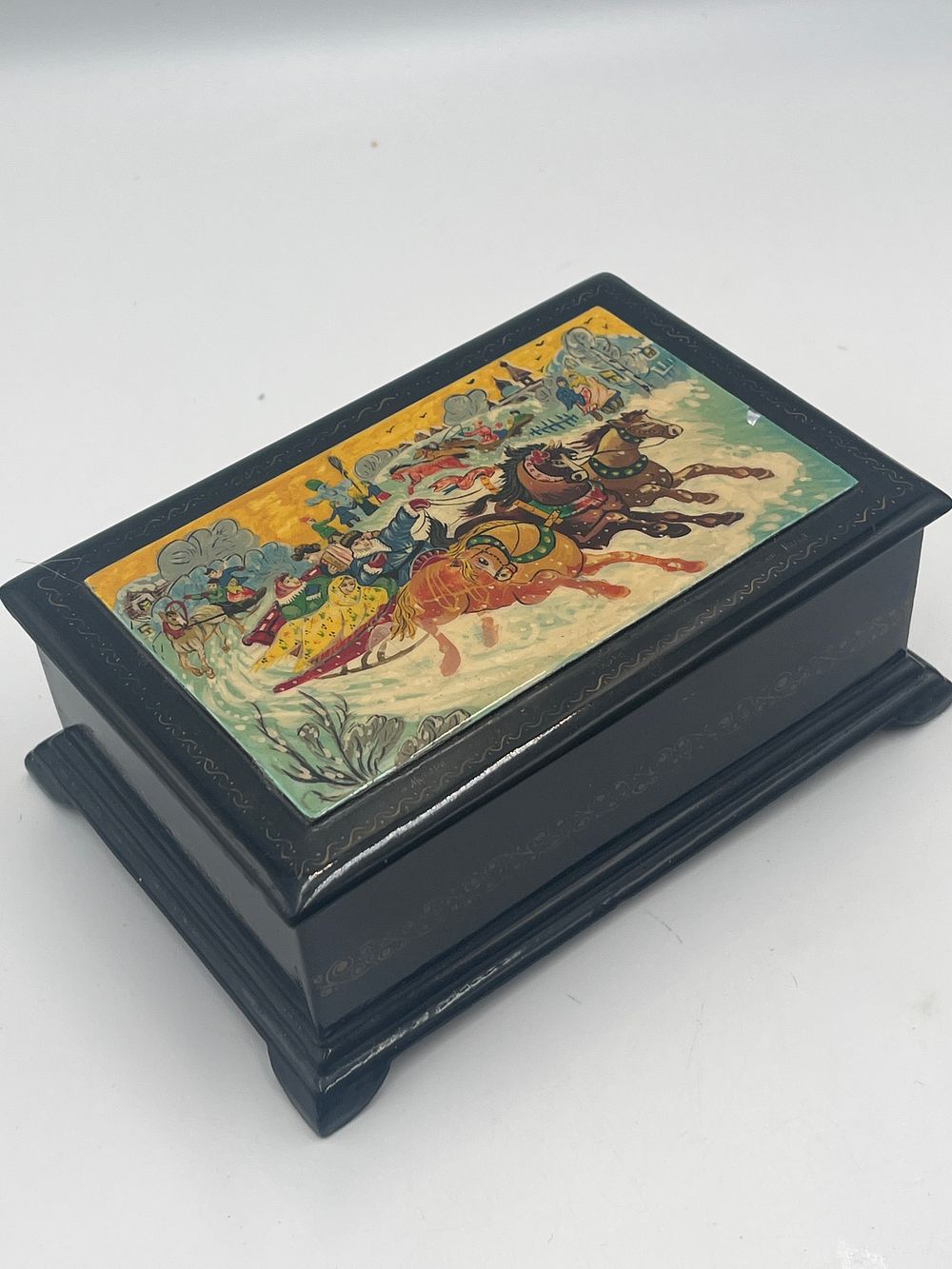 Lot 723: Russian? Papier-Mâché and Lacquer Troika Box, 6" x 4" x 2.5"