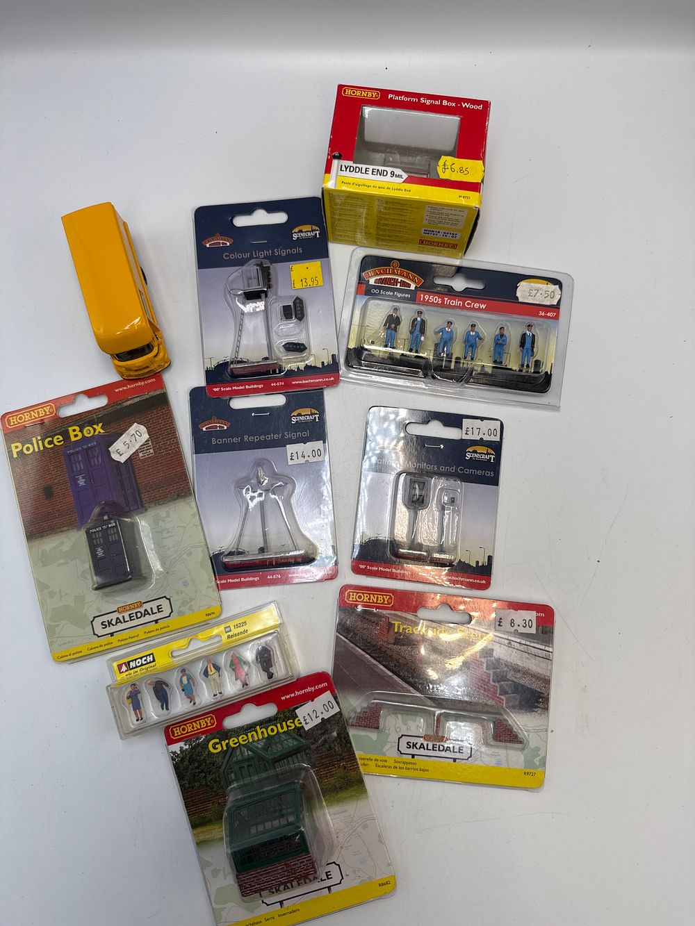 Lot 809: A Collection of Hornby and Bachmann SceneCraft Model Railway Accessories