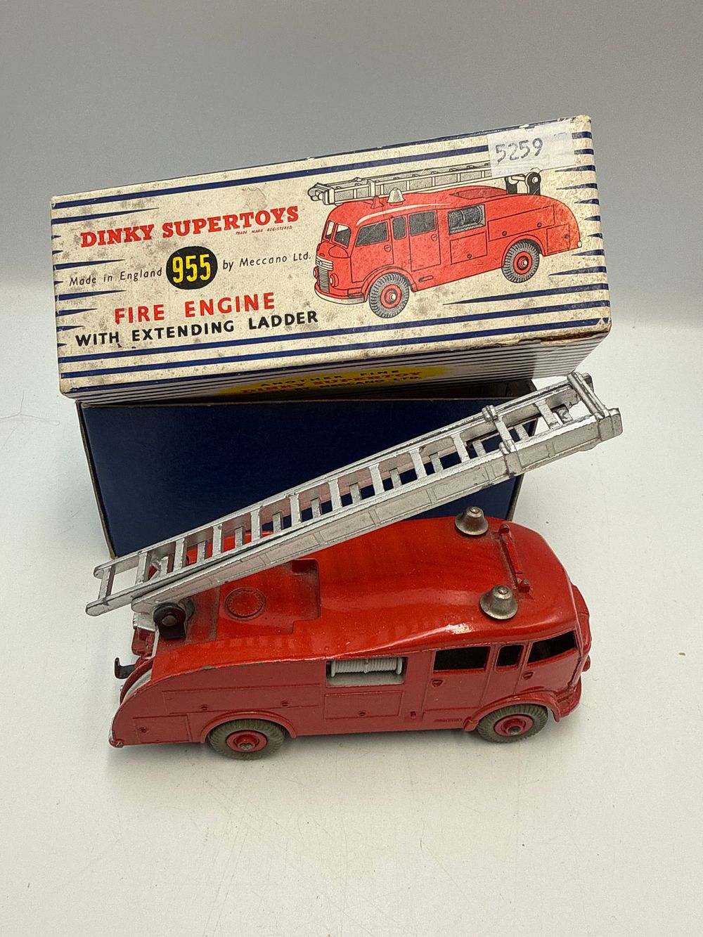 Lot 843: Dinky Supertoys 955 Die-cast Fire Engine With Extending Ladder