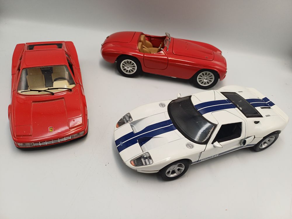 Lot 865: Three 1:24 Scale Die-Cast Model Cars by Bburago and Motor Max