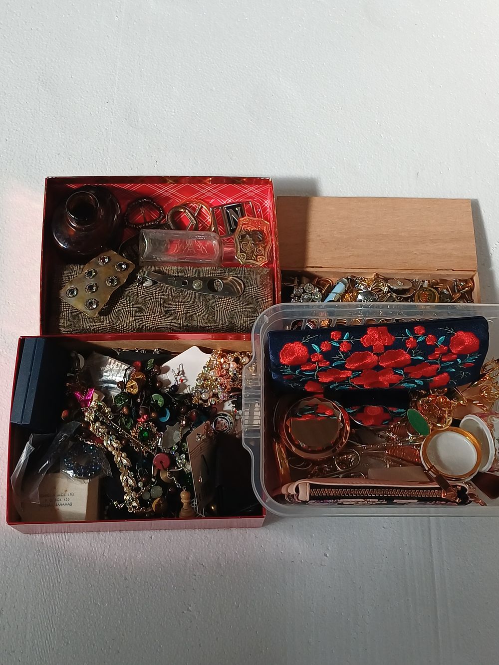 Lot 908: An Assortment of Vintage Gilt-Metal Effect Costume Jewellery and Vanity Accessories