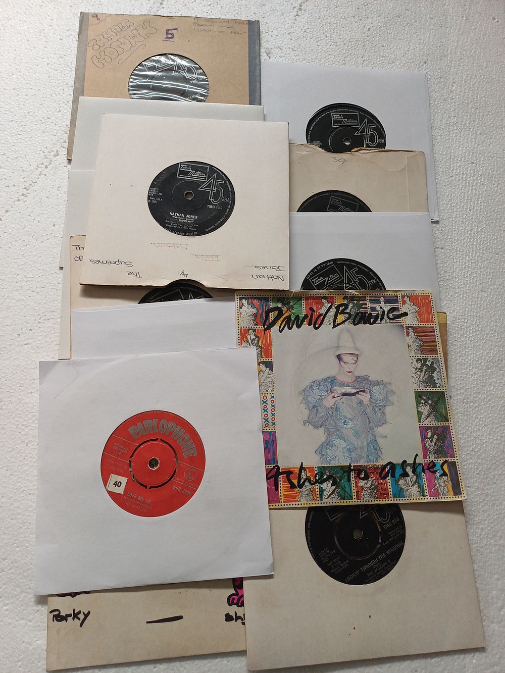 Lot 917: A Collection of Tamla Motown, Parlophone and RCA 7 Inch Vinyl Singles