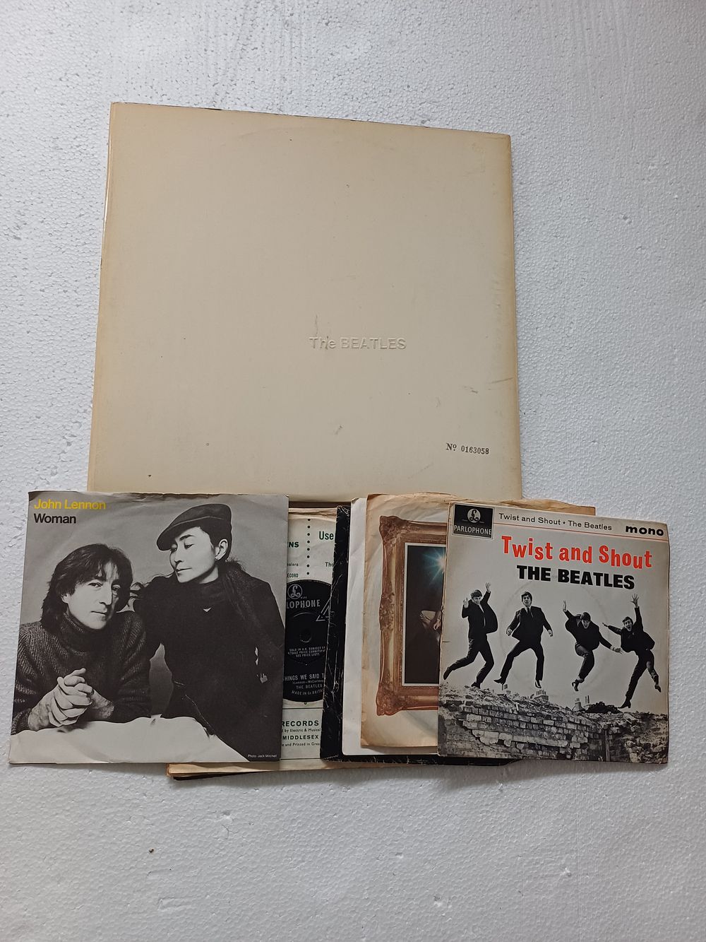 Lot 927: The Beatles White Album Mono First Pressing Double LP PMC 7067/8, No 0163058