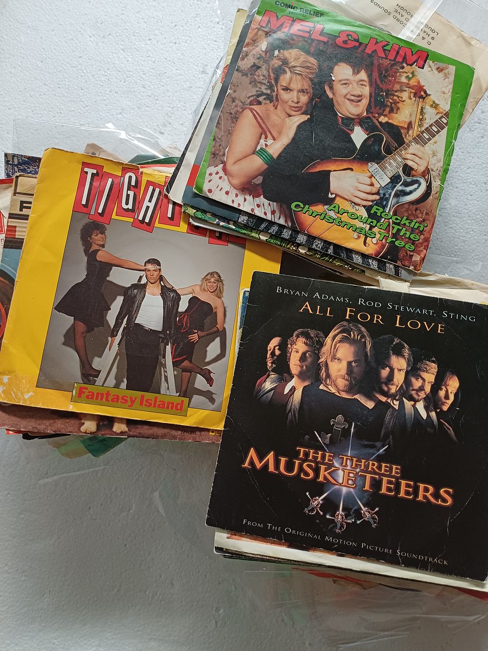 Lot 934: A Collection of UK Pop and Charity 7 Inch Vinyl Singles, 1980s-1990s