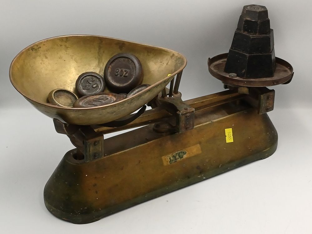 Lot 950: Vintage Cast-Iron and Brass Shop Counter Scales by Avery ?