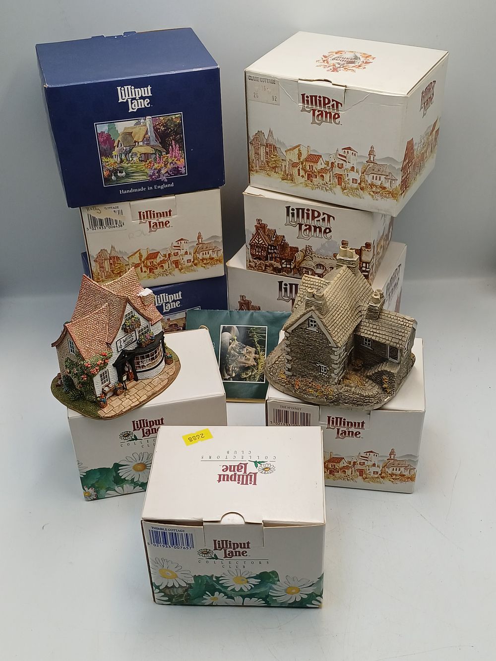 Lot 954: A Collection of Lilliput Lane Hand-Painted Miniature Cottages