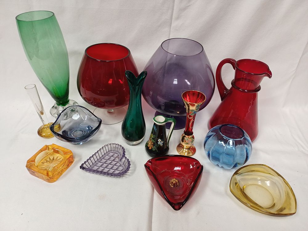 Lot 970: A Collection of Assorted Vintage Decorative Art Glassware