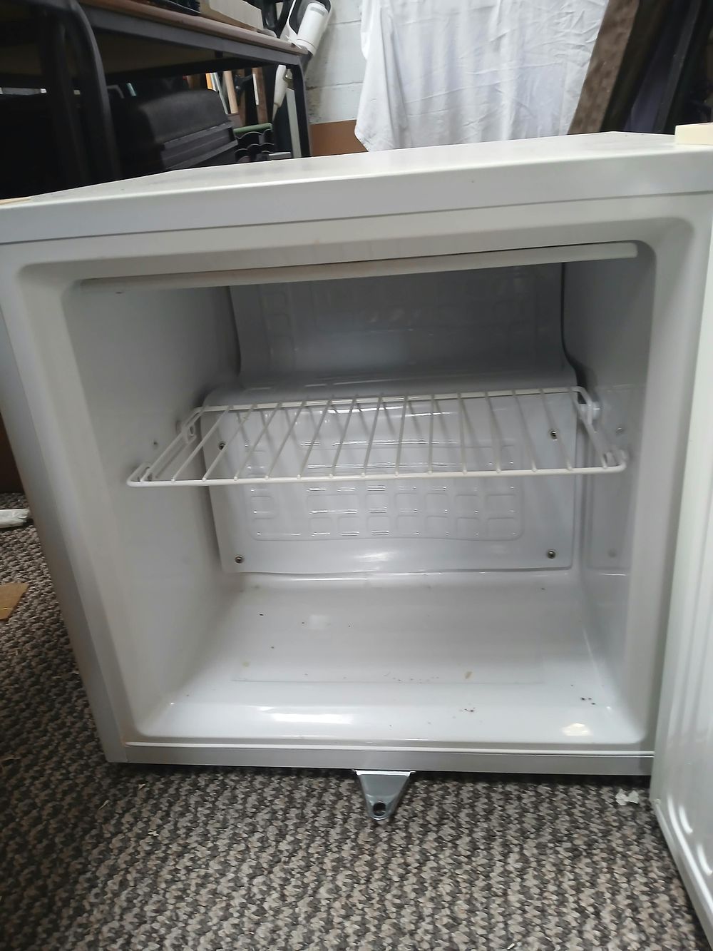 Lot 1016: Fridgemaster White Under-Counter Mini Freezer with Integrated Door Lock
