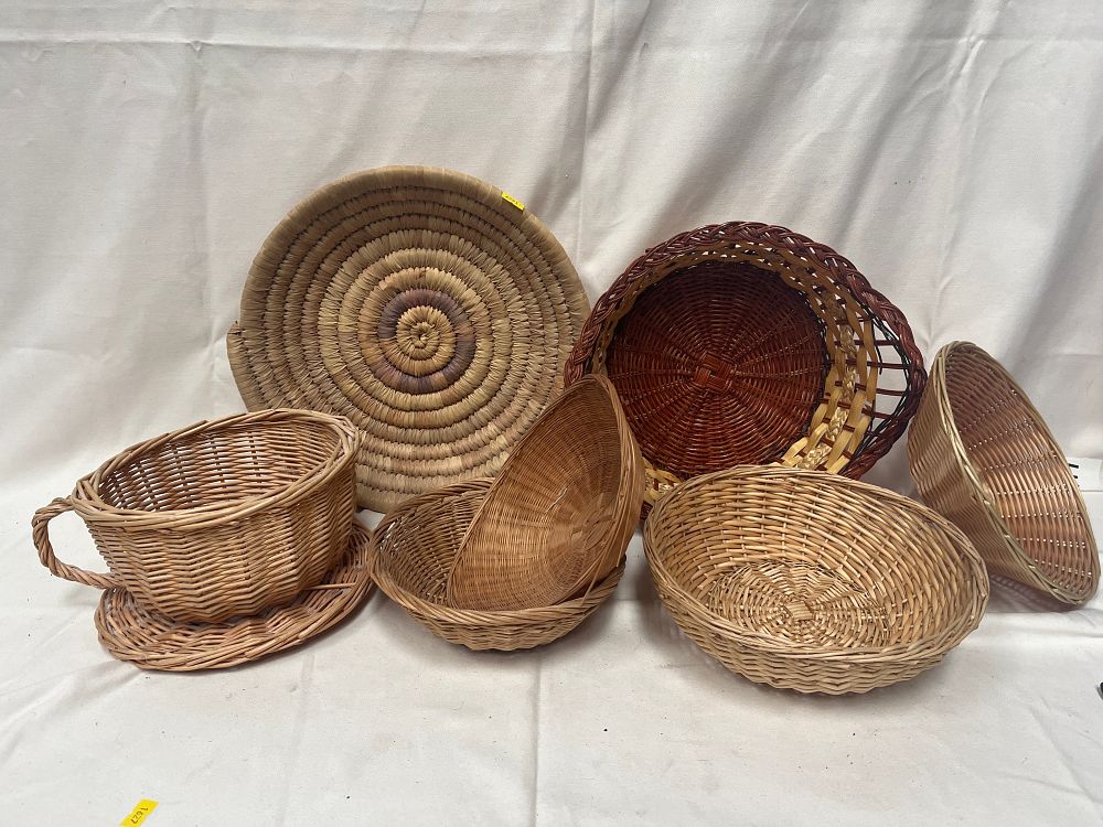 Lot 1096: A Collection of Wicker and Coiled Grass Baskets