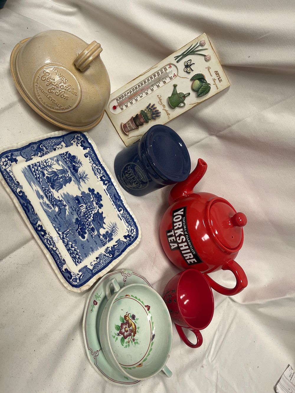 Lot 1122: An Assortment of Glazed Ceramic Kitchenware and Decorative Items